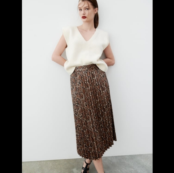BNWT! Zara Faux Leather Skirt - Picture 2 of 10